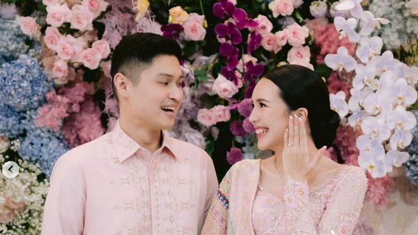 7 Foto Lamaran Beby Tsabina & Rizki Natakusumah, Serasi Dengan Busana Pink