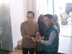 Tak Lagi Tempati Rumah Dinas, Bima Arya Serahkan Kunci ke Pj Wali Kota Bogor