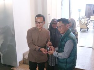 Tak Lagi Tempati Rumah Dinas, Bima Arya Serahkan Kunci ke Pj Wali Kota Bogor Tak Lagi Tempati Rumah Dinas, Bima Arya Serahkan Kunci ke Pj Wali Kota Bogor