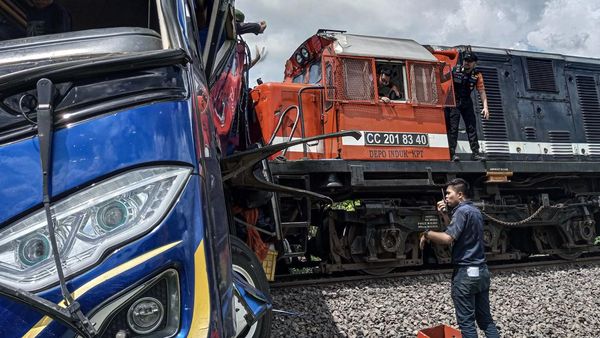 3 Orang Tewas Usai Kereta Tabrak Bus di OKU Timur Sumsel