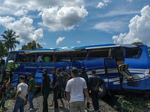Bus Tertabrak Kereta Api di Sumsel, 4 Orang Tewas Bus Tertabrak Kereta Api di Sumsel, 4 Orang Tewas