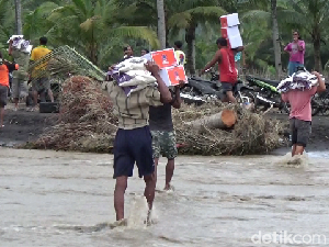 Sulitnya Distribusi Bantuan Korban Jembatan Putus Imbas Lahar Dingin Semeru