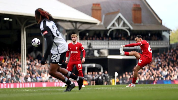 LONDON, ENGLAND - APRIL 21: Trent Alexander-Arnold of Liverpool scores his teams first goal from a free-kick during the Premier League match between Fulham FC and Liverpool FC at Craven Cottage on April 21, 2024 in London, England. (Photo by Julian Finney/Getty Images)