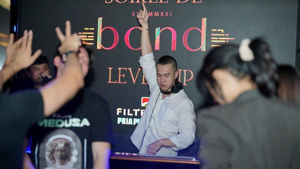 Gaya Herjunot Ali Nge-DJ Ajak Pengunjung Bergoyang