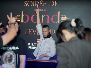 Gaya Herjunot Ali Nge-DJ Ajak Pengunjung Bergoyang