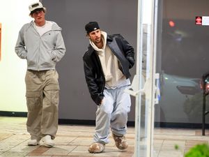 Gaya Mewah Justin Bieber saat Makan Sushi, Pakai Selop Rp 40 Juta