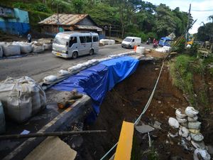 Foto-foto Terkini Jalan Amblas di Tanah Datar Foto-foto Terkini Jalan Amblas di Tanah Datar