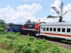 Kereta Api Rajabasa Hantam Bus Penumpang di OKU Timur
