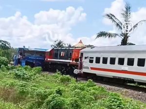 Kereta Api Rajabasa Hantam Bus Penumpang di OKU Timur Kereta Api Rajabasa Hantam Bus Penumpang di OKU Timur