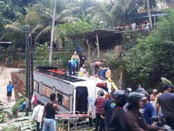 Rem Blong Berujung Bus Terguling di Jalan Siluk Selopamioro Bantul
