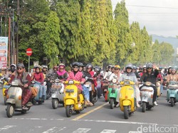 Berkebaya Naik Vespa Keliling Kota Kediri demi Peringati Hari Kartini