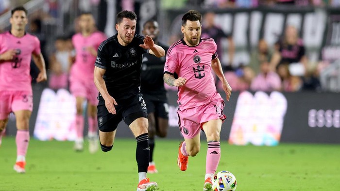 FORT LAUDERDALE, FLORIDA - APRIL 20: Daniel Lovitz #2 of Nashville SC and Lionel Messi #10 of Inter Miami chase after the ball during the first half at DRV PNK Stadium on April 20, 2024 in Fort Lauderdale, Florida. (Photo by Megan Briggs/Getty Images)