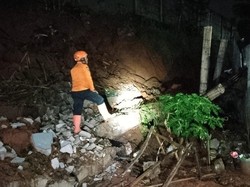 Imbas Hujan Deras, Longsor Timpa Rumah Warga di Gunungsindur Bogor