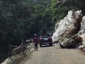 Jalan Poros Maros-Bone di Camba Macet gegara Tertutup Longsoran Batu Jalan Poros Maros-Bone di Camba Macet gegara Tertutup Longsoran Batu