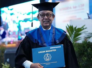 Jadi Wisudawan Tertua, Yusef Lulus Magister ITS di Usia 60 Tahun Jadi Wisudawan Tertua, Yusef Lulus Magister ITS di Usia 60 Tahun