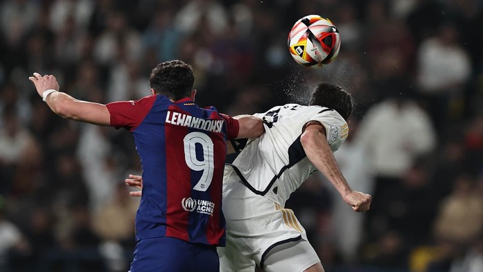 RIYADH, SAUDI ARABIA - JANUARY 14: Robert Lewandowski (9) of Barcelona in action during the Spanish Super Cup Final between Real Madrid and Barcelona at Al-Awwal Park in Riyadh, Saudi Arabia on January 14, 2024. (Photo by Stringer/Anadolu via Getty Images)
