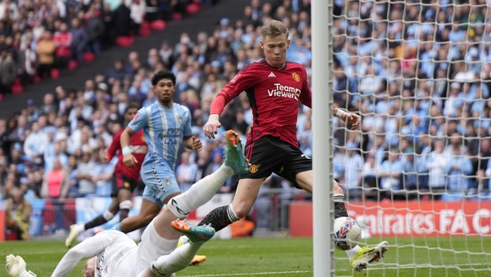 Manchester Uniteds Scott McTominay, centre, scores his sides opening goal during the English FA Cup semifinal soccer match between Coventry City and Manchester United at Wembley stadium in London, Sunday, April 21, 2024. (AP Photo/Alastair Grant)