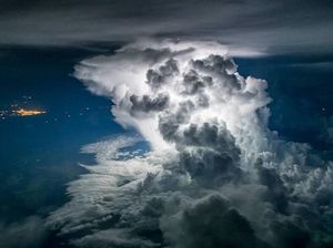 Mengagumkan! Pilot Bagikan Fenomena Awan dari Kokpit Pesawat