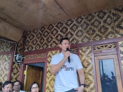 Bagi-bagi Sertifikat ke Korban Gempa Cianjur, AHY Sebut Harga Tanah Naik