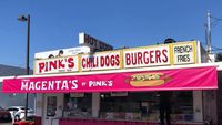 Orang-Orang Rela Tempuh Jarak Jauh Demi Cicip Hot Dog Legendaris Ini