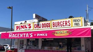 Orang-Orang Rela Tempuh Jarak Jauh Demi Cicip Hot Dog Legendaris Ini
