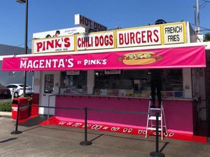 Orang-Orang Rela Tempuh Jarak Jauh Demi Cicip Hot Dog Legendaris Ini