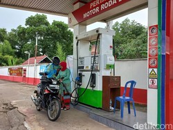 Peringati Hari Kartini, Pegawai SPBU di Palembang Pakai Kebaya dan Batik