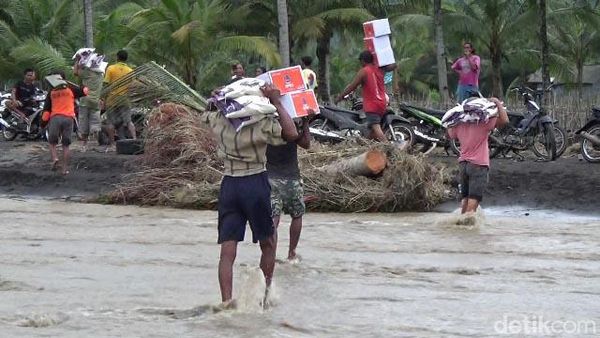 Distribusi Bantuan Logistik Korban Jembatan Putus Imbas Lahar Dingin Semeru