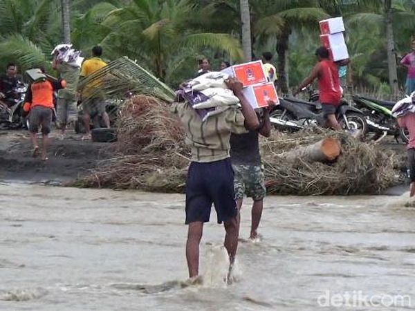 Distribusi Bantuan Logistik Korban Jembatan Putus Imbas Lahar Dingin Semeru