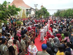 Fashion Show di Catwalk 1,09 Km Kota Madiun Pecahkan Rekor MURI Fashion Show di Catwalk 1,09 Km Kota Madiun Pecahkan Rekor MURI