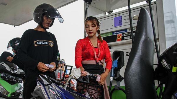 Petugas SPBU Ramaikan Hari Kartini dengan Berpakaian Adat