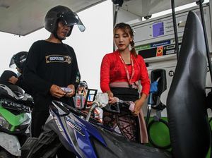 Petugas SPBU Ramaikan Hari Kartini dengan Berpakaian Adat