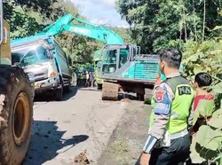 Jalan Baturaja-Muara Enim Macet Usai 2 Truk Batu Bara Patah As-Terperosok