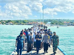 Ratusan Santri Madura Balik Gratis ke Pelabuhan Jangkar Naik Kapal Negara
