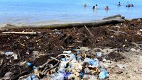 Pantai di Aceh Barat Penuh Sampah Usai Libur Lebaran