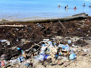 Pantai di Aceh Barat Penuh Sampah Usai Libur Lebaran