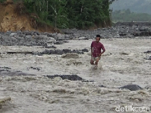 Jembatan Diterjang Banjir Lahar, Satu Dusun di Lumajang Terisolasi