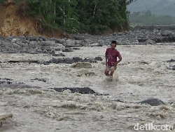Jembatan Diterjang Banjir Lahar, Satu Dusun di Lumajang Terisolasi
