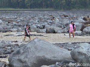 125 KK Terisolir Usai Jembatan Tertimbun Material Banjir Lahar Semeru 125 KK Terisolir Usai Jembatan Tertimbun Material Banjir Lahar Semeru