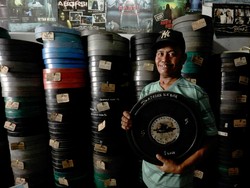 Temaram Cahaya Layar Tancap di Tangan Nur Iyan