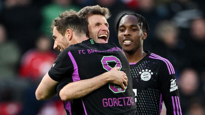 Soccer Football - Bundesliga - 1. FC Union Berlin v Bayern Munich - Stadion An der Alten Forsterei, Berlin, Germany - April 20, 2024 Bayern Munichs Thomas Mueller celebrates scoring their fifth goal with Mathys Tel and Leon Goretzka REUTERS/Annegret Hilse DFL REGULATIONS PROHIBIT ANY USE OF PHOTOGRAPHS AS IMAGE SEQUENCES AND/OR QUASI-VIDEO.