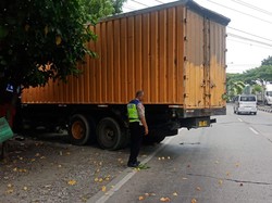 Rem Blong, Truk Tronton Tabrak Toko-Rumah Warga Jepang Kudus