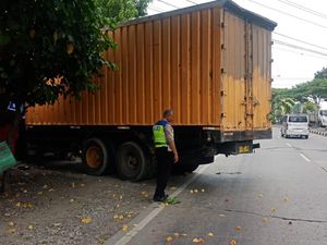 Rem Blong, Truk Tronton Tabrak Toko-Rumah Warga Jepang Kudus Rem Blong, Truk Tronton Tabrak Toko-Rumah Warga Jepang Kudus