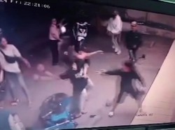 Viral Dua Pemuda Dikeroyok Gerombolan di Bandung
