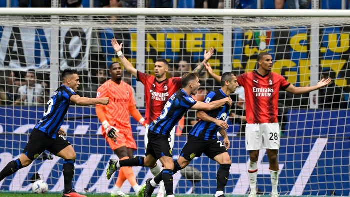 Henrix Mkhitaryan of FC Internazionale celebrates with teammates after scoring the goal of 1-0 during the Serie A football match between FC Internazionale and AC Milan at San Siro stadium. Milan (Italy), September 16th, 2023. (Photo by Elianton/Mondadori Portfolio via Getty Images)