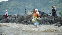 Aksi Siswa Seberangi Sungai untuk Berangkat Sekolah