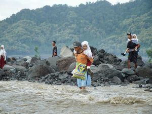 Aksi Siswa Seberangi Sungai untuk Berangkat Sekolah