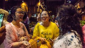 Aksi Corat-coret Lumpur Hitam ke Wajah di Qiandongnan China