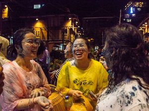 Aksi Corat-coret Lumpur Hitam ke Wajah di Qiandongnan China