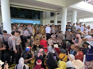 Hari Bumi, Walhi dan Warga Gelar Aksi Damai di Depan Kantor Gubernur Babel